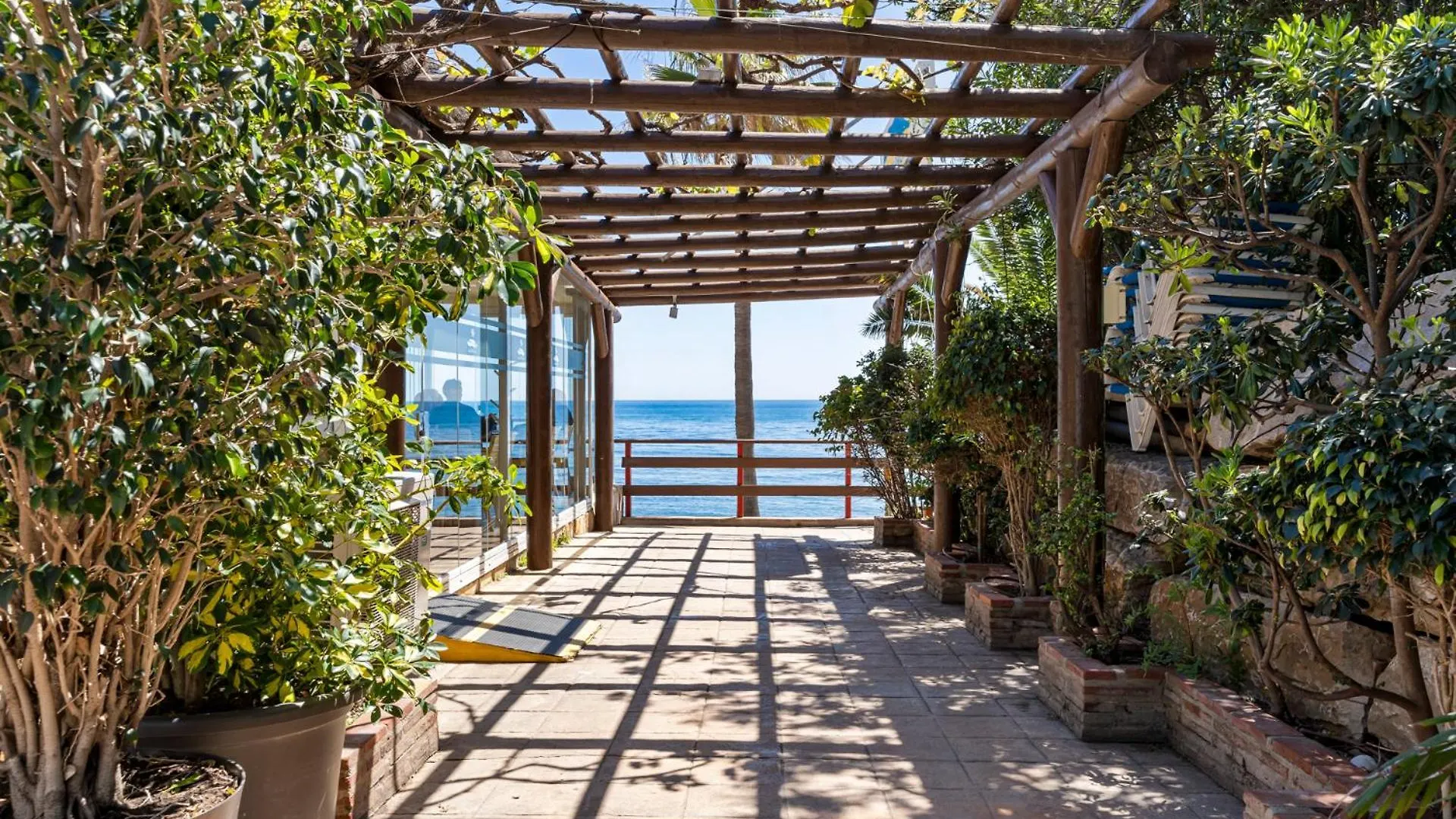 Beachfront Calahonda Apartment By Costarentals - Ref 89 Sitio de Calahonda